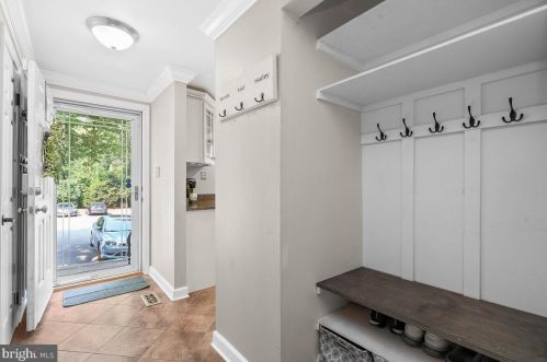 5709 Wood Mouse Ct, Springfield VA  22015-2736 exterior