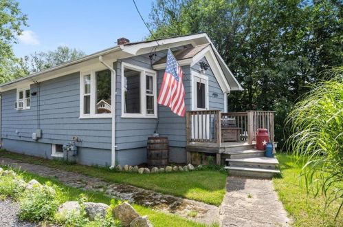 2 Leader St, Coventry, RI 02816-8424