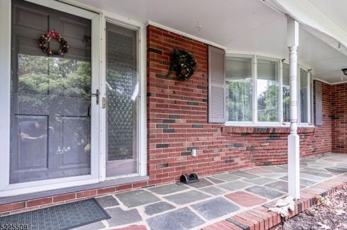 17 Old Forge Rd, Chester, NJ 07930-2307