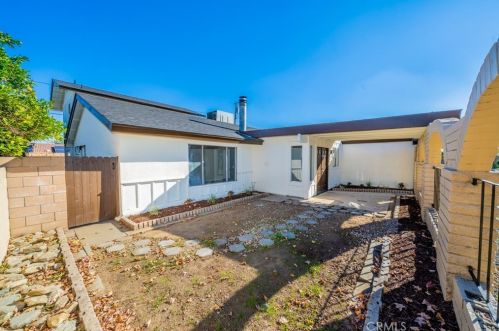 1429 Iris Ave, Bloomington, CA 92316-2124