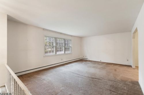 5 Summit Ave, Mount Olive, NJ 07828-3527