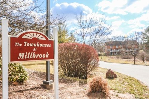 8 Elizabeth Ct, East Windsor, CT 06016-9308