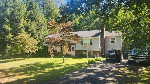 12 Southwood Dr, Londonderry, NH 03053-4019