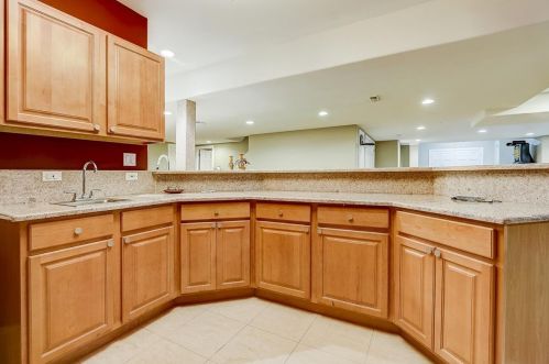 6919 Fieldstone Dr, Willowbrook IL  60527-5295 exterior