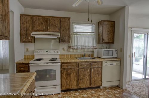 40 Keene St, Lakehurst, NJ 08759-2338