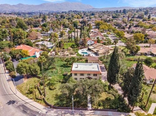 5216 Victoria Ave, Riverside CA  92506-1565 exterior