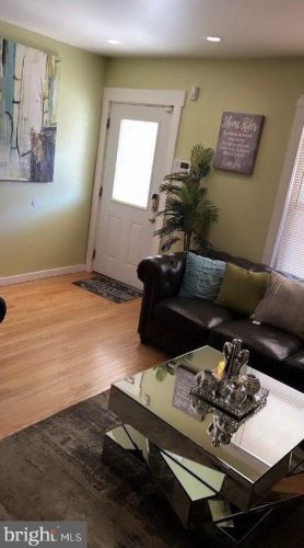 7145 Guyer Ave, Philadelphia, PA 19153-2405