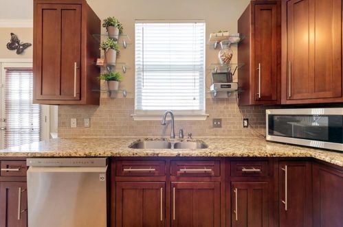 3921 Cyn Gln Cir, Austin TX  78732-2187 exterior
