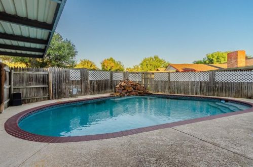 1939 Rambling Rdg Ln, Carrollton TX 75007-3154 exterior