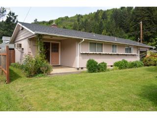 76572 Fir St, Oakridge OR  97463-9726 exterior