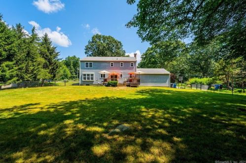 4 Hyde Park Dr, Gales Ferry, CT 06335-1942