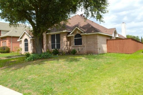3402 Ashleaf Dr, Carrollton TX  75007-6040 exterior