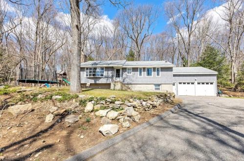 10 Boehm Cir, Huntington, CT 06484-3401