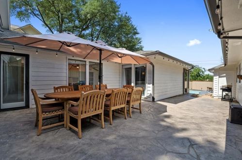 7305 Crofton Dr, Dallas TX  75231-4807 exterior