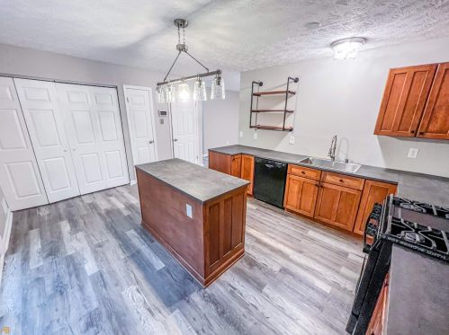 3267 Creekwood Dr, Rex GA 30273-2117 exterior