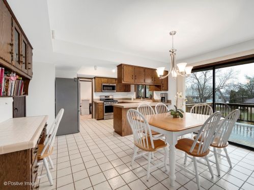 8485 Clynderven Rd, Willowbrook IL  60527-8341 exterior