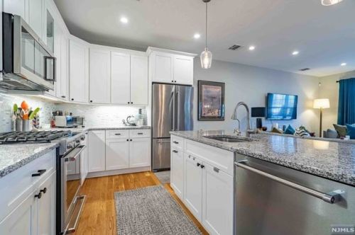 150 Rio Vista Ln, Rockleigh, NJ 07647-2218