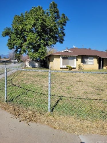 2794 7th St, Rialto, CA 92376-5328