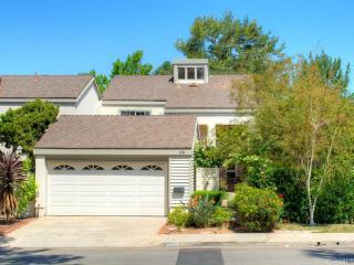33 Oak Tree Ln, Irvine, CA 92612-2232