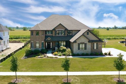8618 Stone Creek Blvd, Frankfort, IL 60423-9117