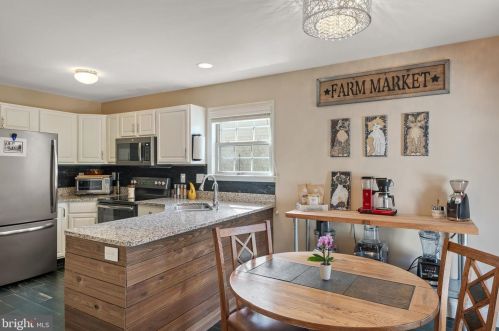 30 Mill Pond Dr, Lancaster PA  17603-7411 exterior