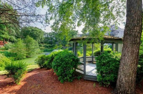 20 Ledgewood Hills Dr, Nashua, NH 03062-4424