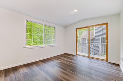 1090 Avery St, Wapping CT  06074-2301 exterior