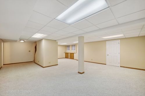 33 Stonehenge Ct, Willowbrook IL  60527-6414 exterior