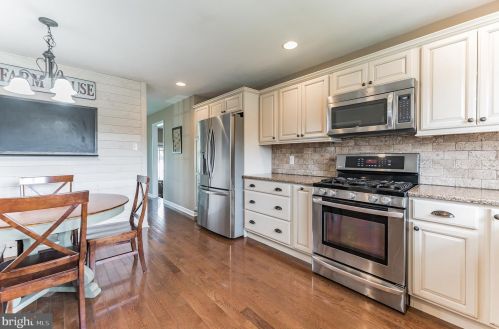 74 Wolf Dr, Trenton NJ 08610-1125 exterior