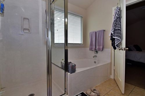 1065 Four Seasons Farm Dr, Uhland TX 78640-5765 exterior