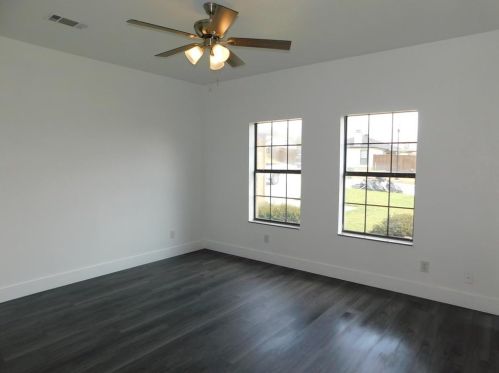 1305 Main St, Carrollton TX  75006-4033 exterior