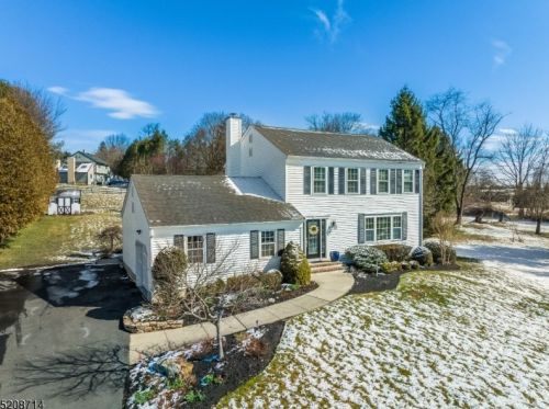 4 Charlotte Dr, Lebanon, NJ 08833-4011