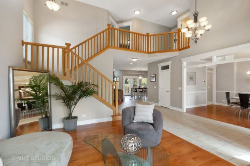 661 Waters Edge Dr, South Elgin, IL 60177-3704