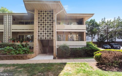 128 Haycock Rd, Falls Church, VA 22046-2108