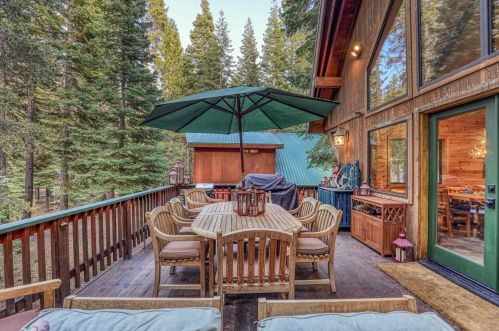 14050 Copenhagen Dr, Truckee CA  96161-6627 exterior
