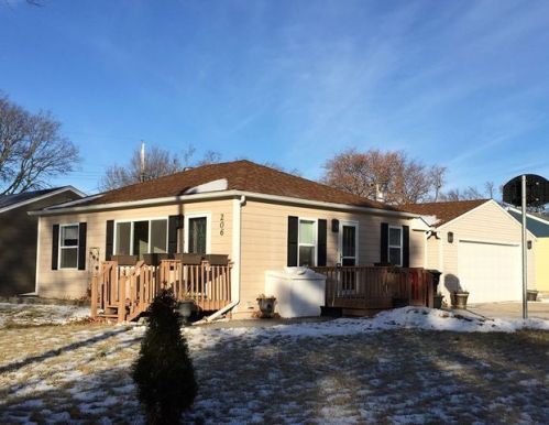 206 16th St, Yankton, SD 57078-2225