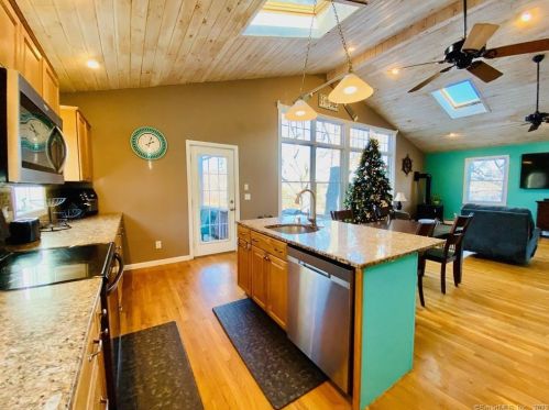 4 Cove View Dr, Quaker Hill CT  06375-1501 exterior