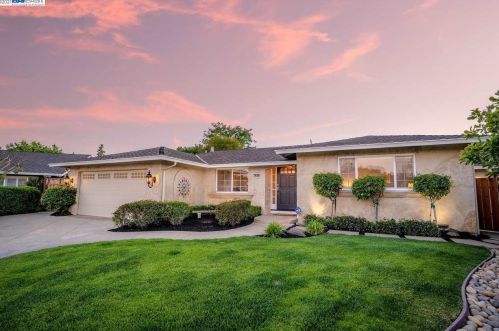 7498 Hillview Ct, Pleasanton, CA 94588-4230
