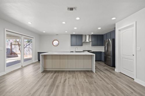 8716 Lodestone Cir, Elk Grove CA  95624-2520 exterior