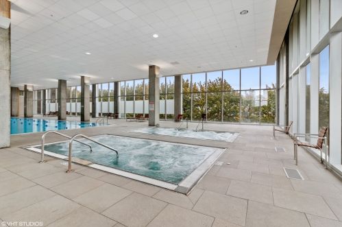 9725 Woods Dr, Skokie IL  60077-4441 exterior