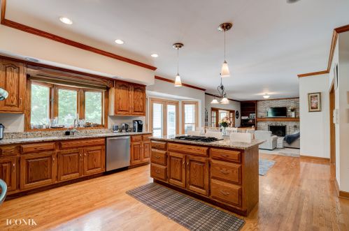 1547 Pine Lake Dr, Naperville IL  60564-9791 exterior