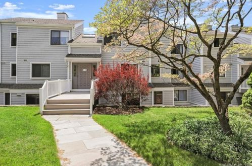 34 Rowayton Woods Dr, Norwalk, CT 06854-3900