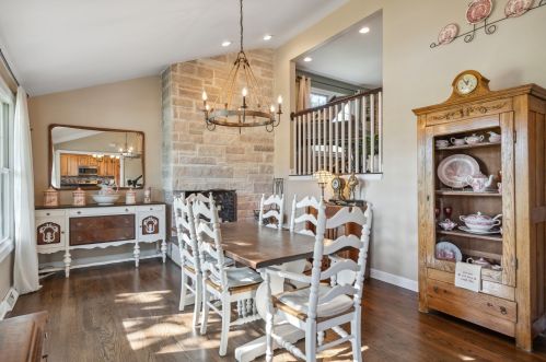 429 Huntington Ln, Elmhurst, IL 60126-3649