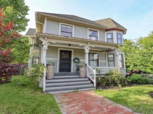 6 Pleasant St, Goffstown, NH 03045-1604