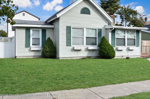 5 Locust St, Lakehurst, NJ 08733-3012
