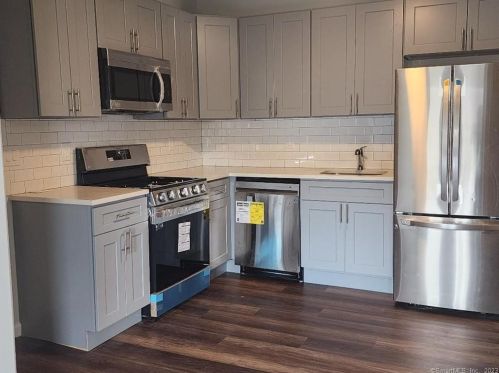25 Wall St, Huntington CT  06484-3031 exterior