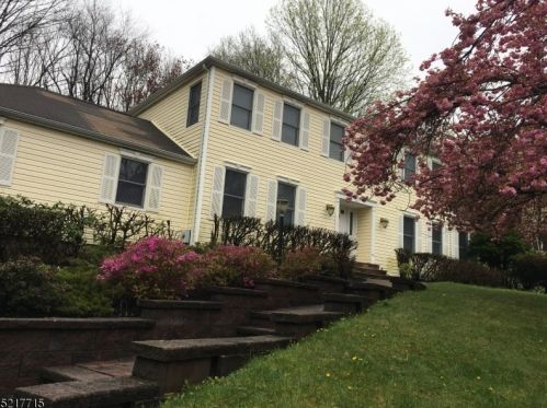 8 King Hill Ct, Parsippany, NJ 07834-3409