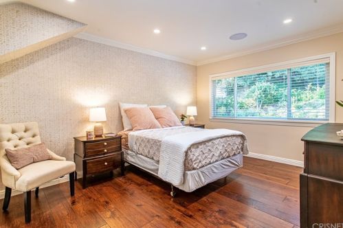 2010 Buckingham Pl, Glendale CA  91206-1401 exterior