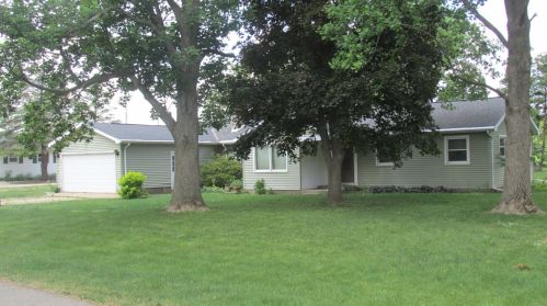 813 Sunny Acres Dr, Hollowayville, IL 61356-9549