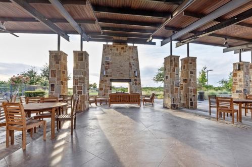 2253 Longwood Dr, Carrollton TX 75010-4912 exterior